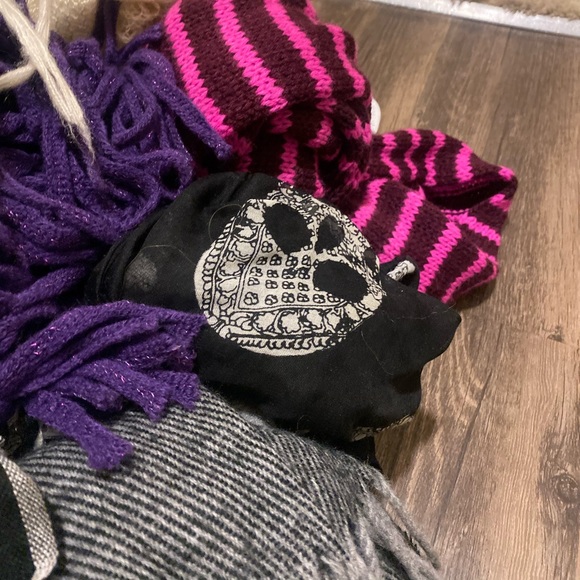 Scarf/ Scarves 🧣 - Picture 6 of 8